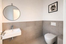 G�ste-WC. Neuss-Norf: Exklusive Doppelhaush�lfte mit idyllischem Garten