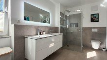 Badezimmer en-suite. Neuss-Norf: Exklusive Doppelhaush�lfte mit idyllischem Garten