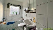 Badezimmer Solides und gepflegtes Mehrfamilienhaus mit Garagen zu kaufen!
