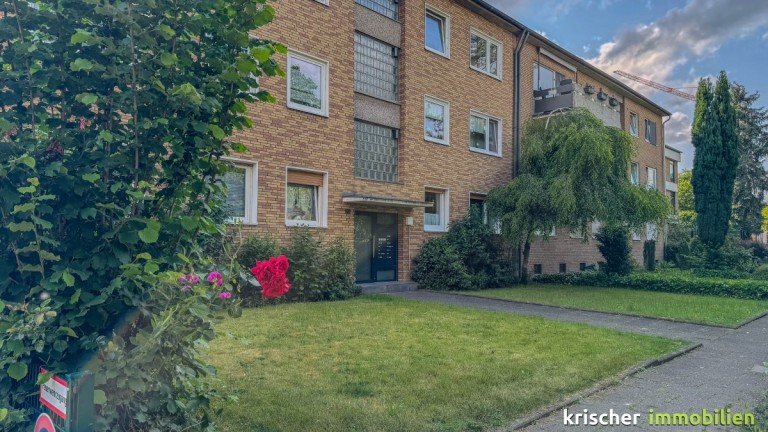 Hausansicht D�sseldorf Mehrfamilienhaus Benrath/Urdenbach - solides Mehrfamilienhaus mit 11 Einheiten + 3 Einzelgaragen zu kaufen!