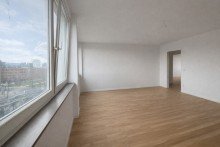 Wohnzimmer Erstbezug nach Sanierung - Urbanes Wohnen mit spektakul�rem Rheinturm-Blick