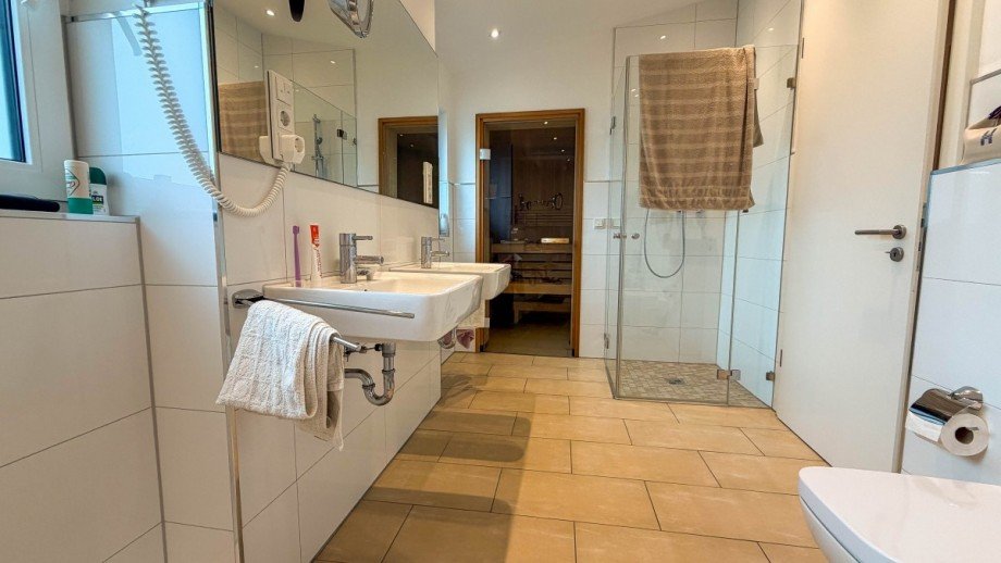 gro�es Bad mit Sauna Penthousewohnung D�sseldorf