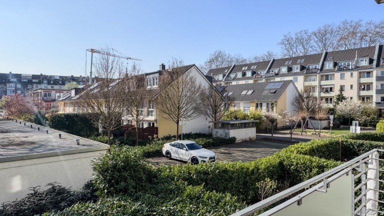 Ausblick D�sseldorf Etagenwohnung D�sseldorf Bilk - grosser Sonnenbalkon - neues Parkett - glatte W�nde - top Badezimmer und Tg Stellplatz...