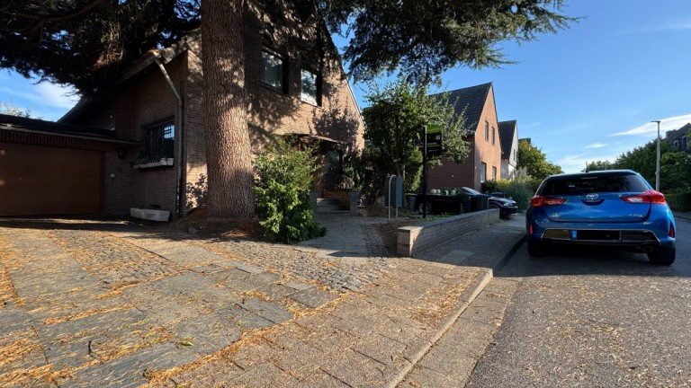 Strassenansicht Kaarst Einfamilienhaus Freistehendes Einfamilienhaus im Dornr�schenschlaf in ruhiger familienfreundlicher Lage zu kaufen!