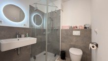 Badezimmer 1.OG. Neuss-Norf: Exklusive Doppelhaush�lfte mit idyllischem Garten
