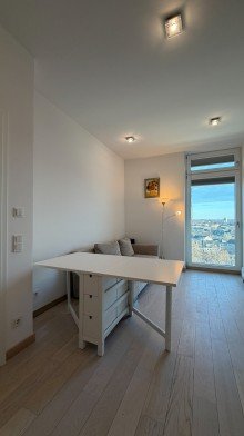 Esstisch ausgeklappt Toulouser Allee - Herrlicher Ausblick �ber D�sseldorf - komplett m�blierte Wohnung zu mieten!