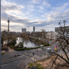 Ausblick Wohnzimmer Erstbezug nach Sanierung - Urbanes Wohnen mit spektakul�rem Rheinturm-Blick