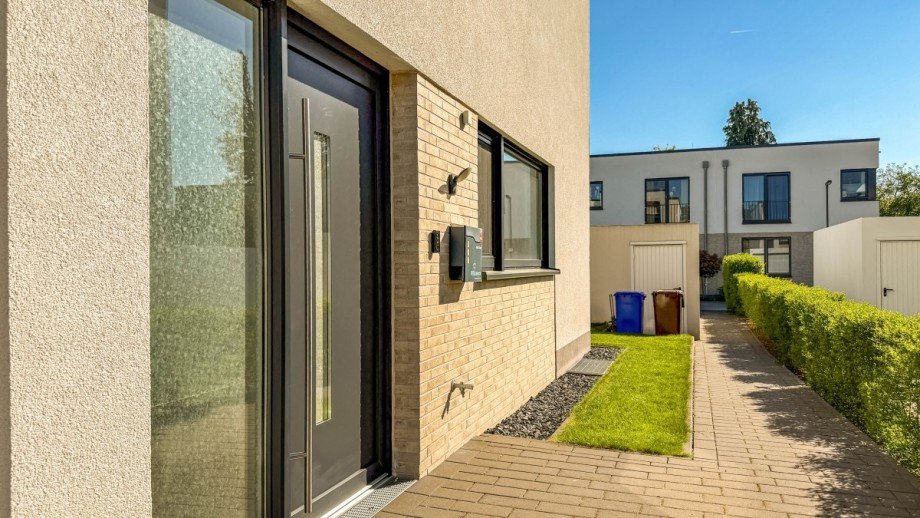 Hauseingang. Doppelhaush�lfte Neuss