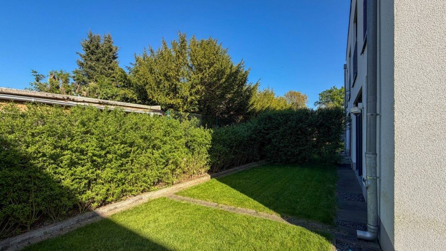 Hintergarten. Doppelhaush�lfte Neuss