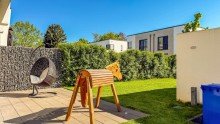 Terrasse. Neuss-Norf: Exklusive Doppelhaush�lfte mit idyllischem Garten