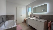 Badezimmer en-suite. Neuss-Norf: Exklusive Doppelhaush�lfte mit idyllischem Garten