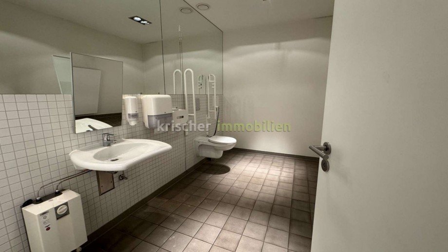 WC f�r Rollstuhlfahrer Einzelhandel D�sseldorf