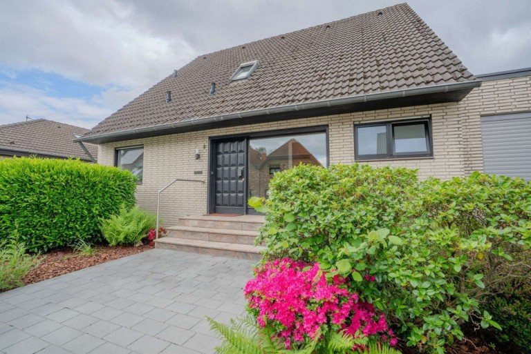 Au�enansicht J�chen Einfamilienhaus Familienidylle in Bestlage von J�chen - Freistehendes Einfamilienhaus mit park�hnlichem S�dgarten.