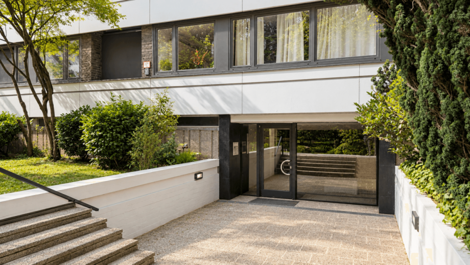 Hauseingang. Etagenwohnung D�sseldorf
