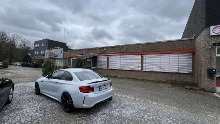 Aussenansicht Ratingen Halle Ratingen - Automeile - B�ro mit Halle optimal f�r Autohaus zu kaufen