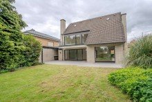 Au�enansicht Familienidylle in Bestlage von J�chen - Freistehendes Einfamilienhaus mit park�hnlichem S�dgarten.