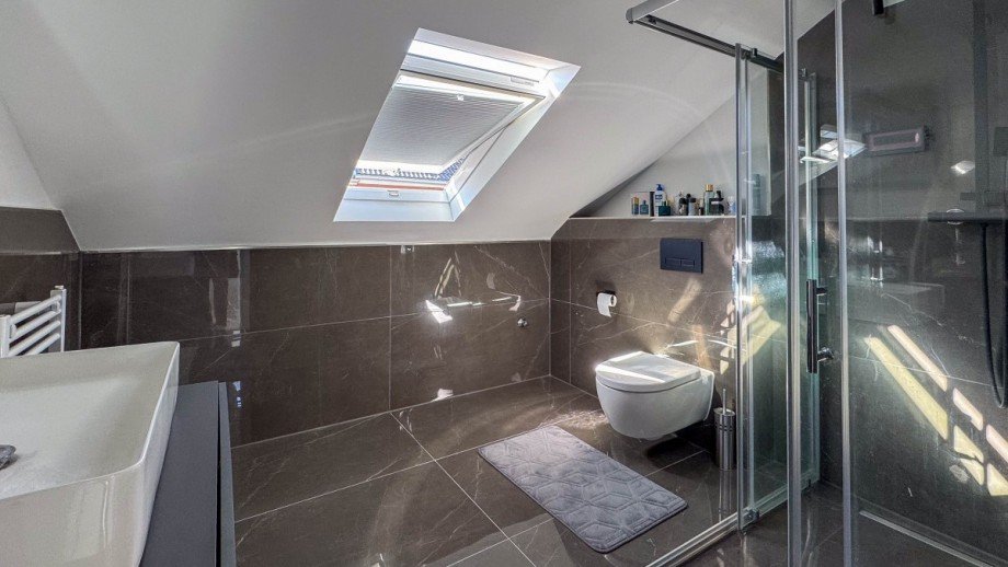 Badezimmer Dachgeschoss Reihenmittelhaus M�nchengladbach