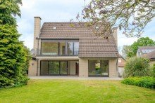 Au�enansicht Familienidylle in Bestlage von J�chen - Freistehendes Einfamilienhaus mit park�hnlichem S�dgarten.